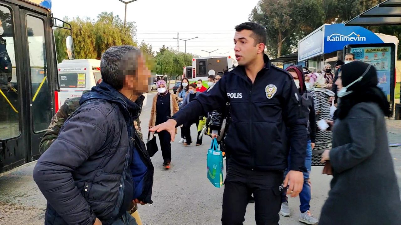 Adana'da otobüs durağında taciz kavgası: 'Bana dokundun' diyerek tekmeledi! 3