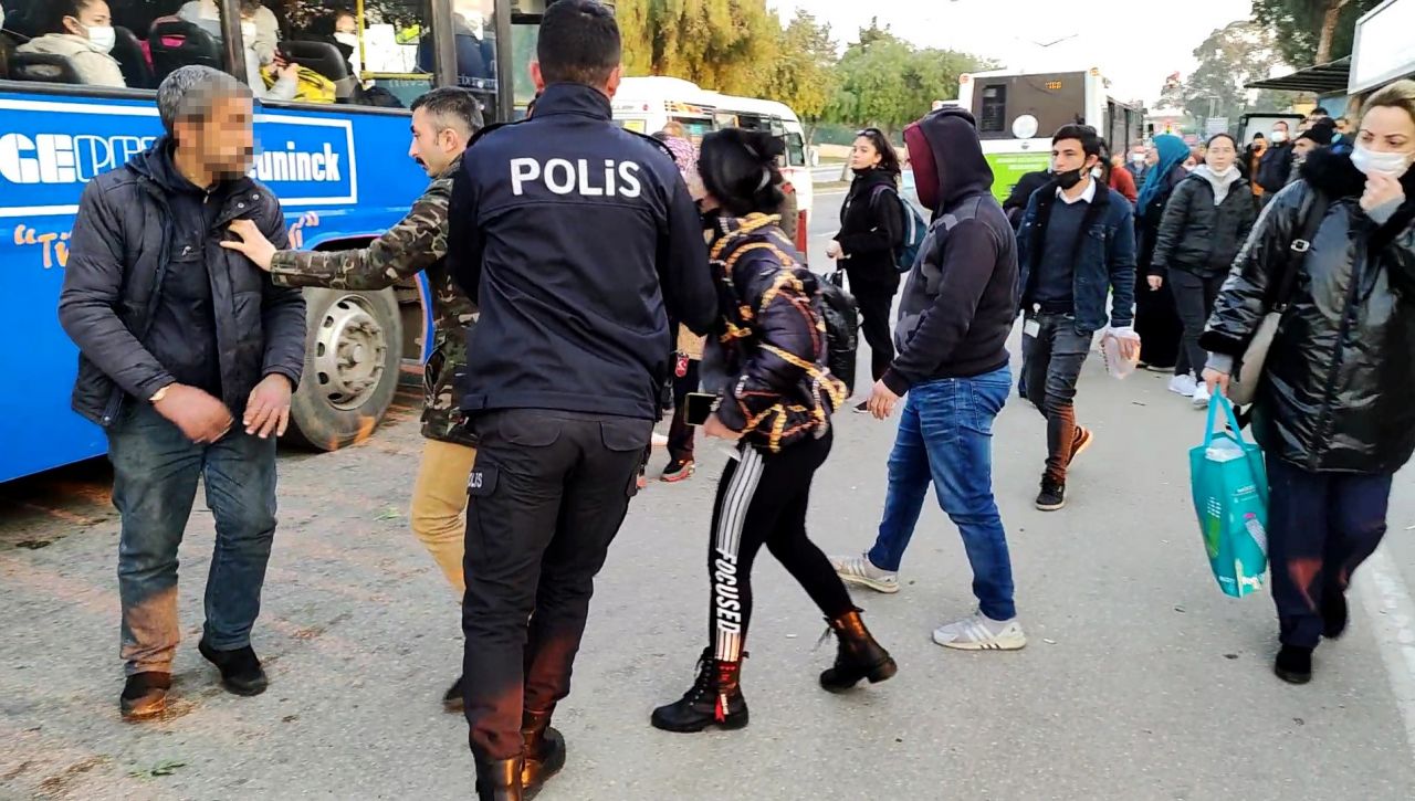 Adana'da otobüs durağında taciz kavgası: 'Bana dokundun' diyerek tekmeledi! 6