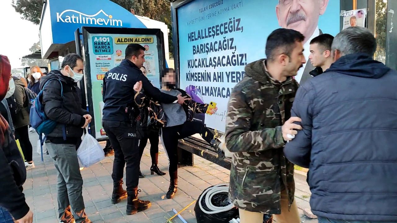 Adana'da otobüs durağında taciz kavgası: 'Bana dokundun' diyerek tekmeledi! 5