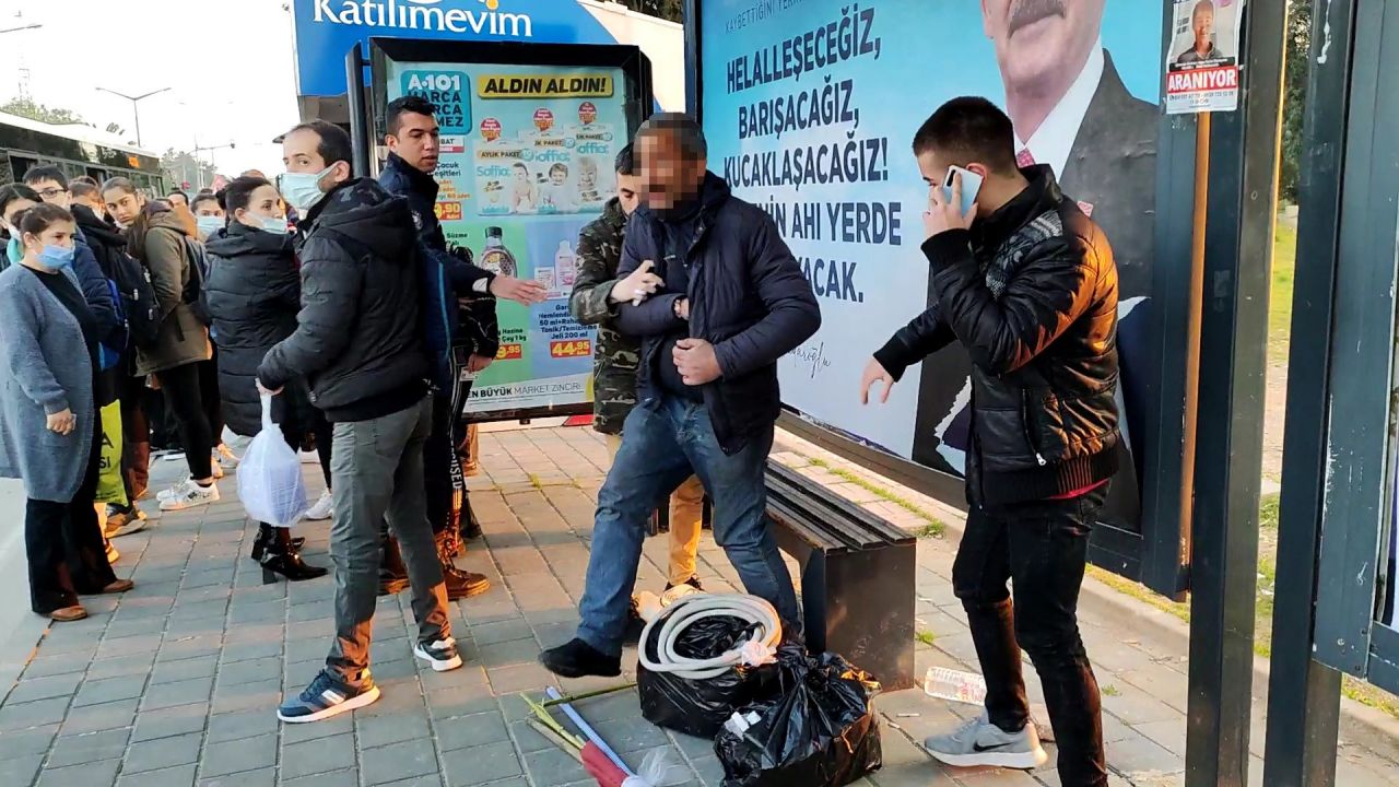 Adana'da otobüs durağında taciz kavgası: 'Bana dokundun' diyerek tekmeledi! 4