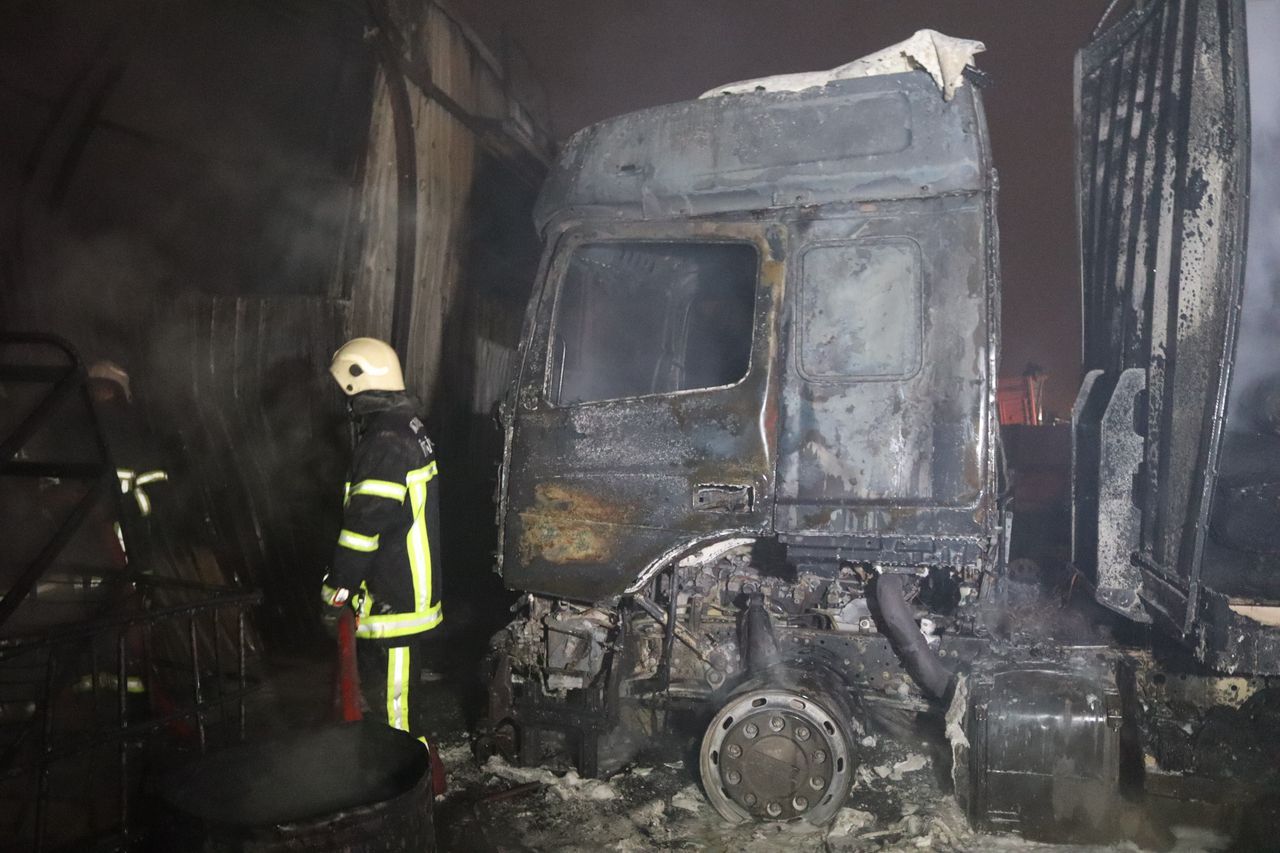 Nakliyeciler sitesinde yangın! 10 dükkan ve 3 TIR küle döndü 6