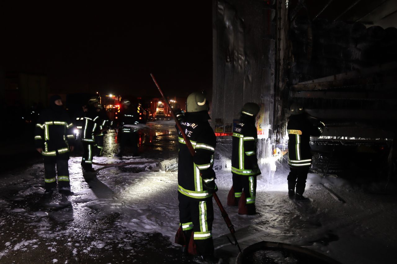 Nakliyeciler sitesinde yangın! 10 dükkan ve 3 TIR küle döndü 8
