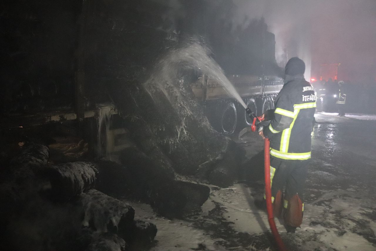 Nakliyeciler sitesinde yangın! 10 dükkan ve 3 TIR küle döndü 9