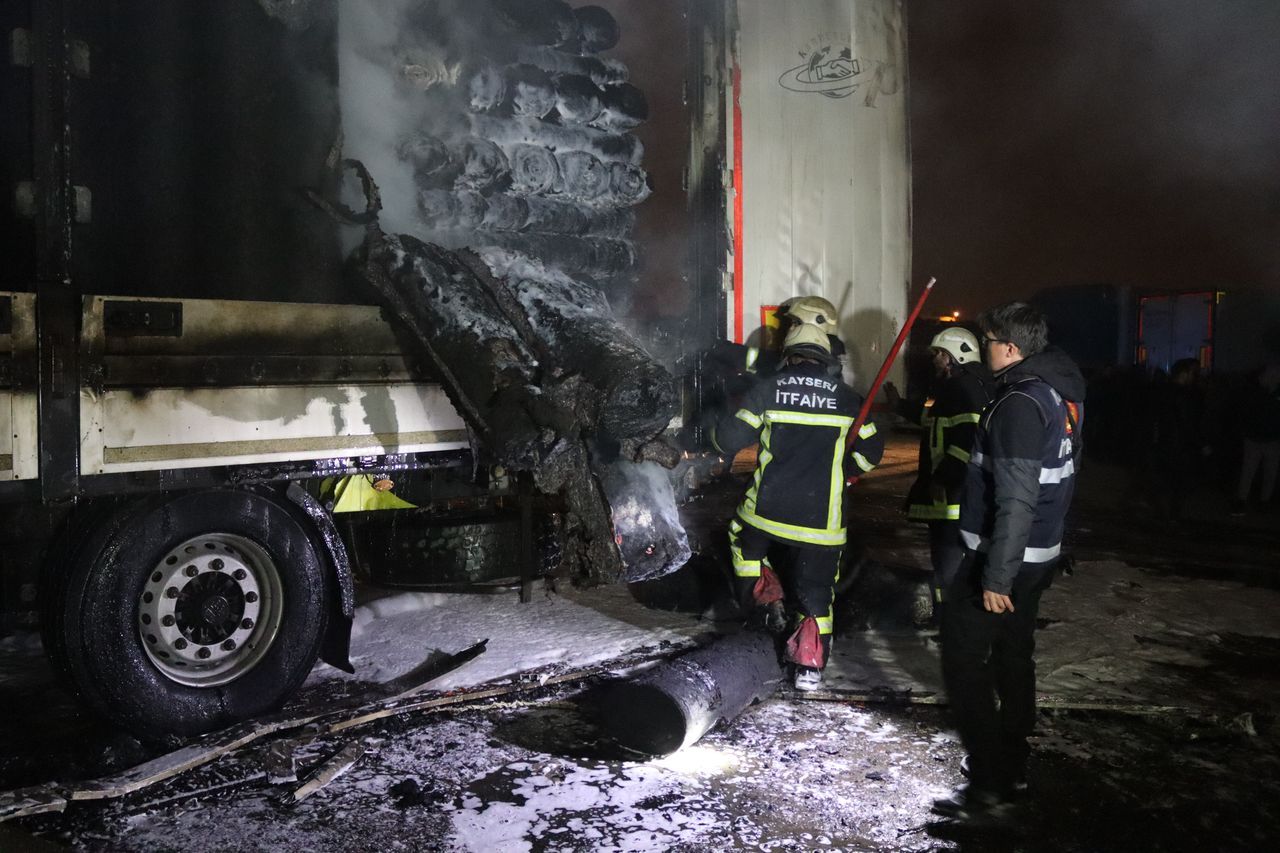 Nakliyeciler sitesinde yangın! 10 dükkan ve 3 TIR küle döndü 11