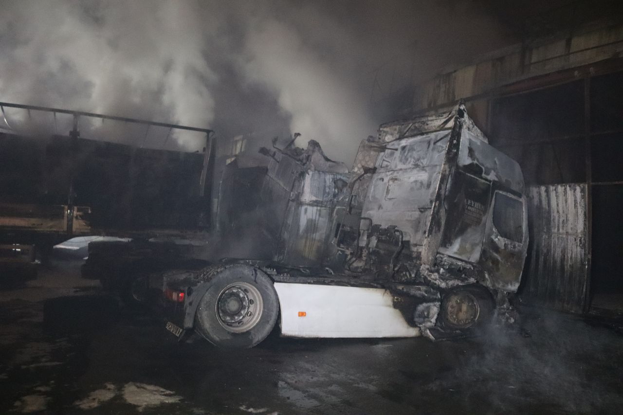 Nakliyeciler sitesinde yangın! 10 dükkan ve 3 TIR küle döndü 12