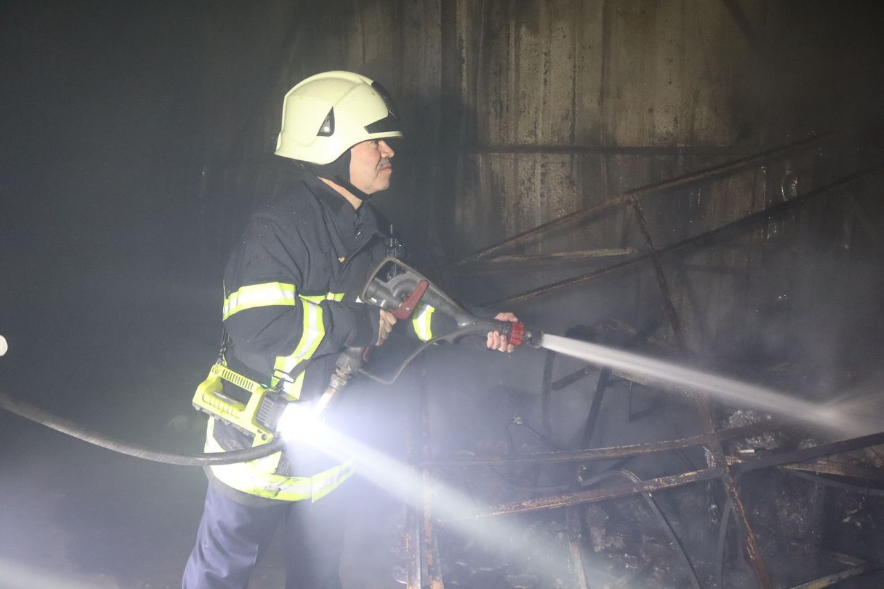 Nakliyeciler sitesinde yangın! 10 dükkan ve 3 TIR küle döndü 13