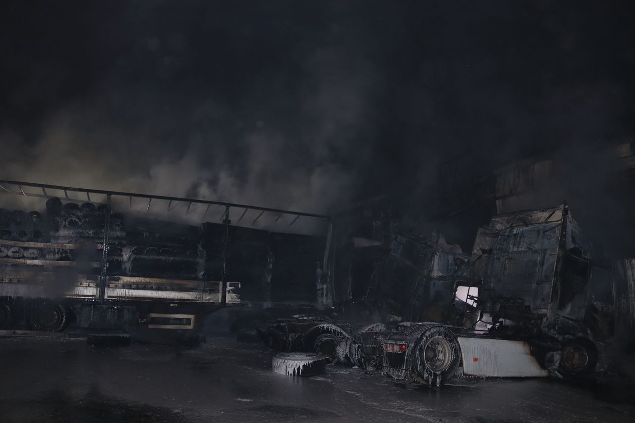 Nakliyeciler sitesinde yangın! 10 dükkan ve 3 TIR küle döndü 15