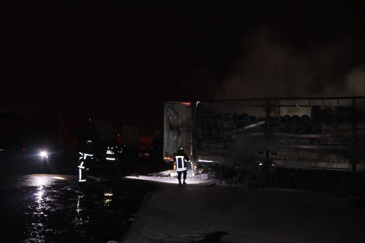 Nakliyeciler sitesinde yangın! 10 dükkan ve 3 TIR küle döndü 16