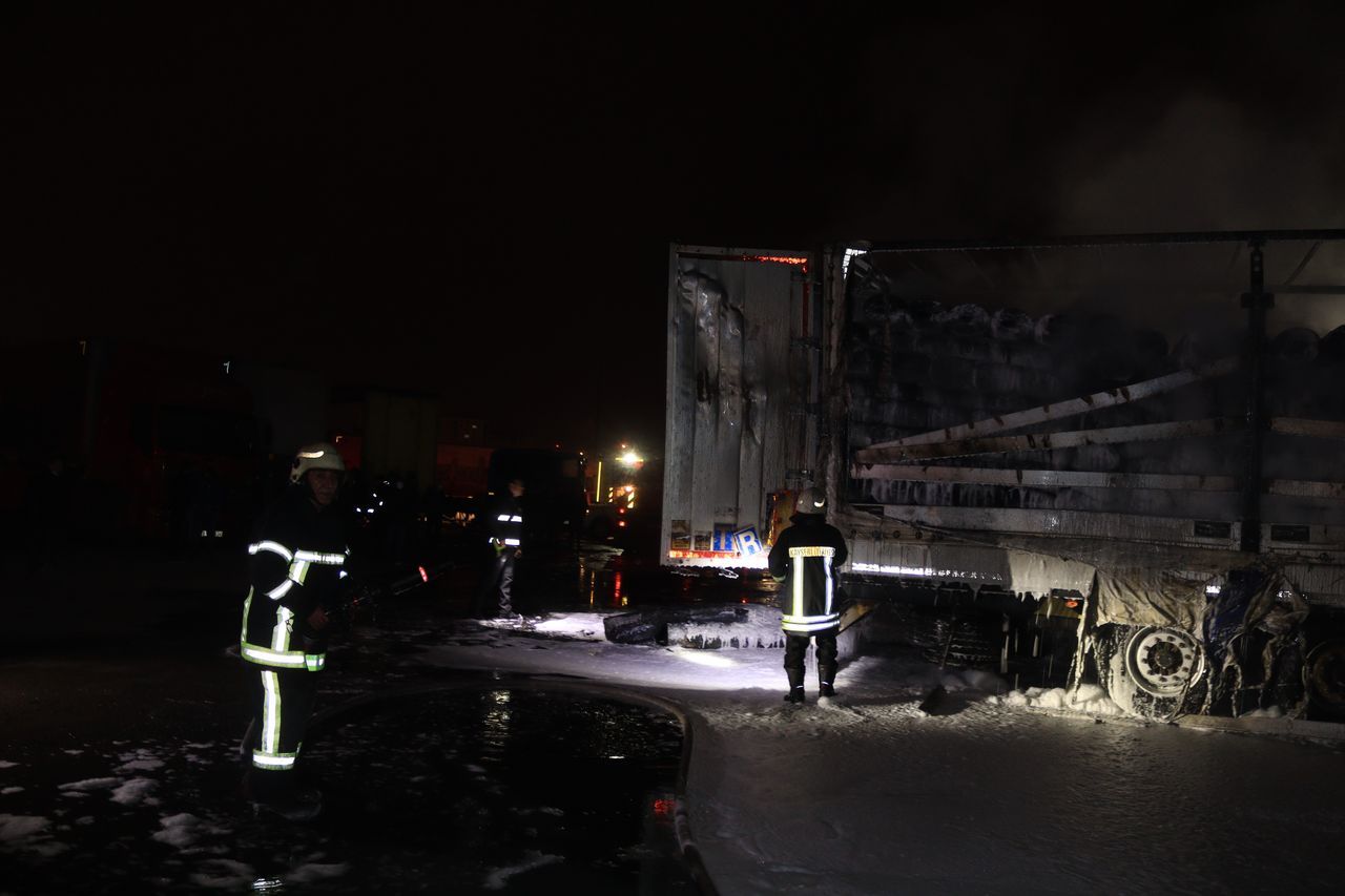 Nakliyeciler sitesinde yangın! 10 dükkan ve 3 TIR küle döndü 17