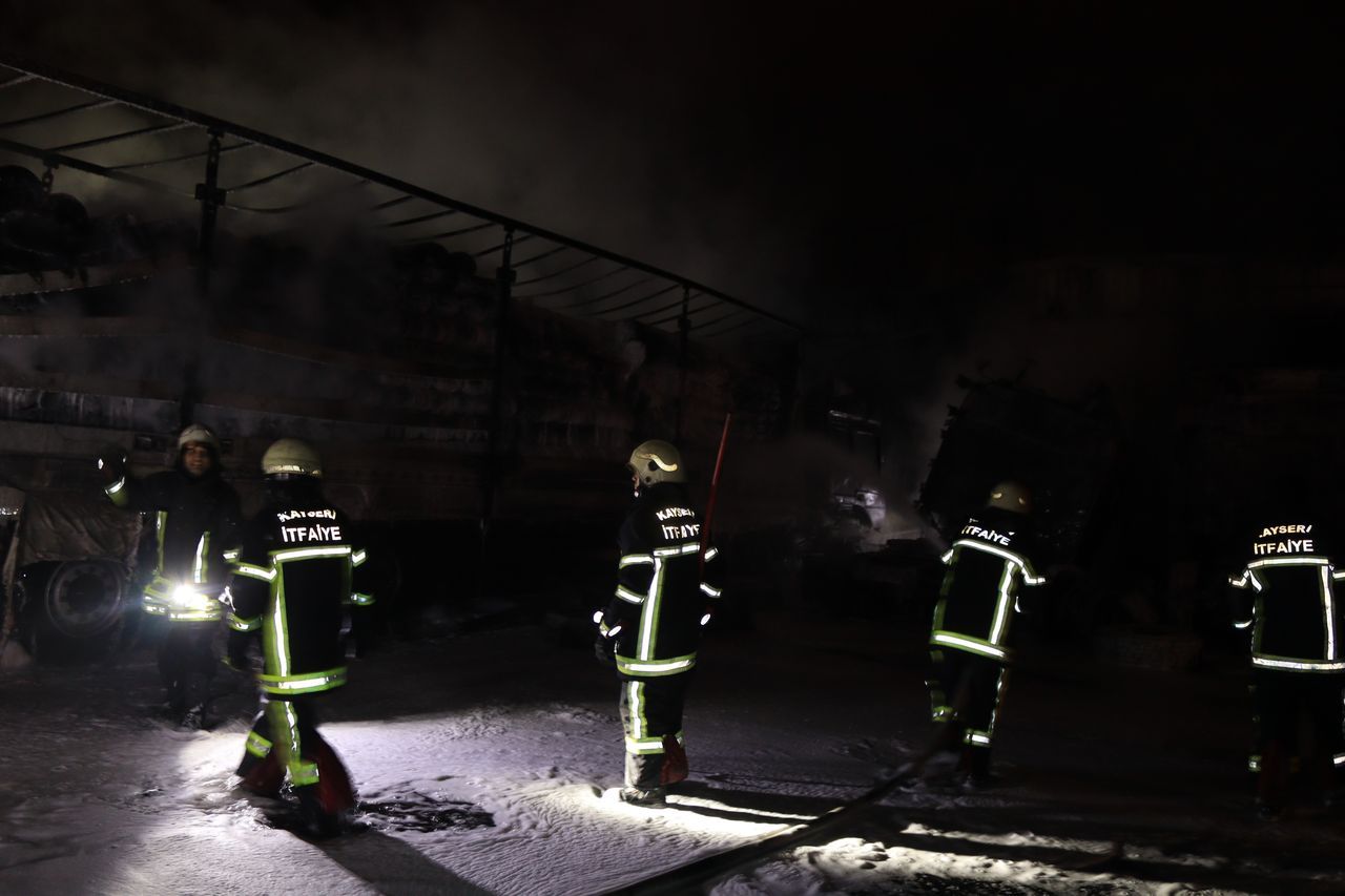 Nakliyeciler sitesinde yangın! 10 dükkan ve 3 TIR küle döndü 18