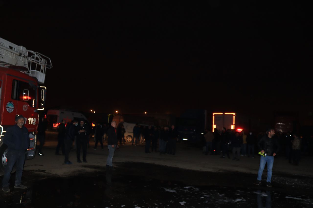 Nakliyeciler sitesinde yangın! 10 dükkan ve 3 TIR küle döndü 19