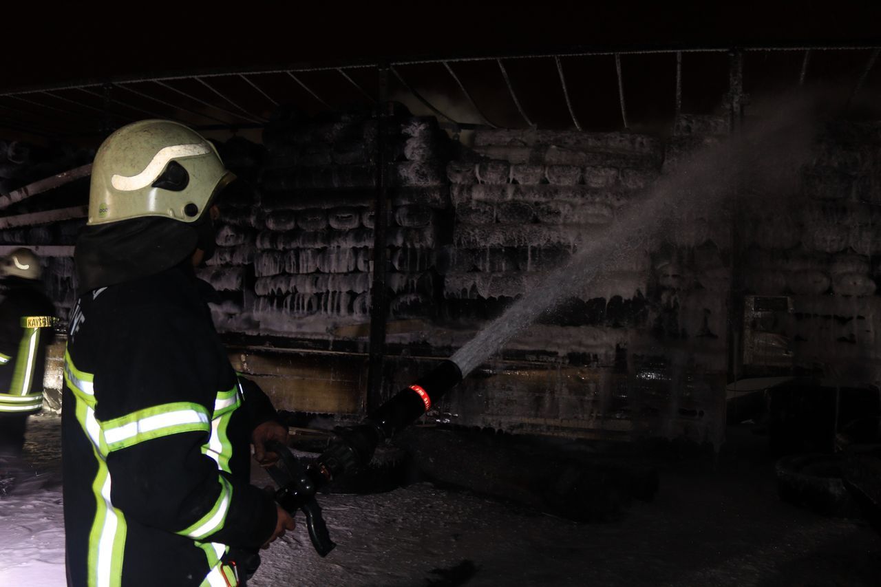 Nakliyeciler sitesinde yangın! 10 dükkan ve 3 TIR küle döndü 20