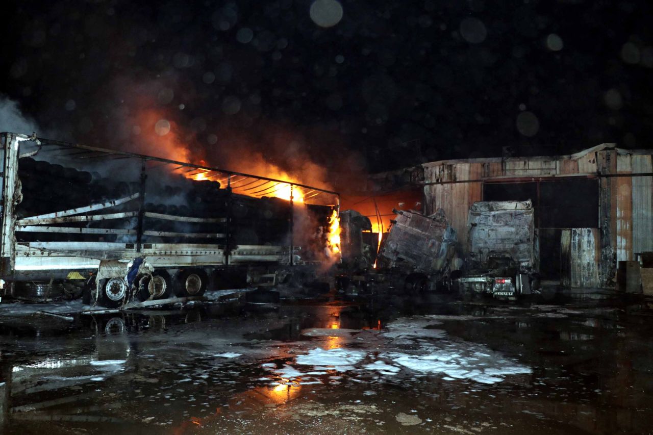 Nakliyeciler sitesinde yangın! 10 dükkan ve 3 TIR küle döndü 2