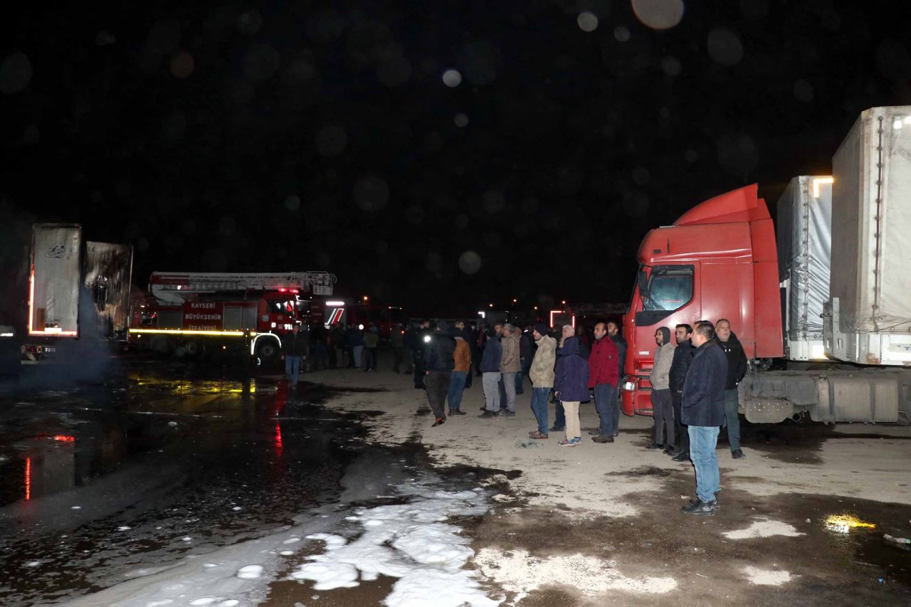 Nakliyeciler sitesinde yangın! 10 dükkan ve 3 TIR küle döndü 5