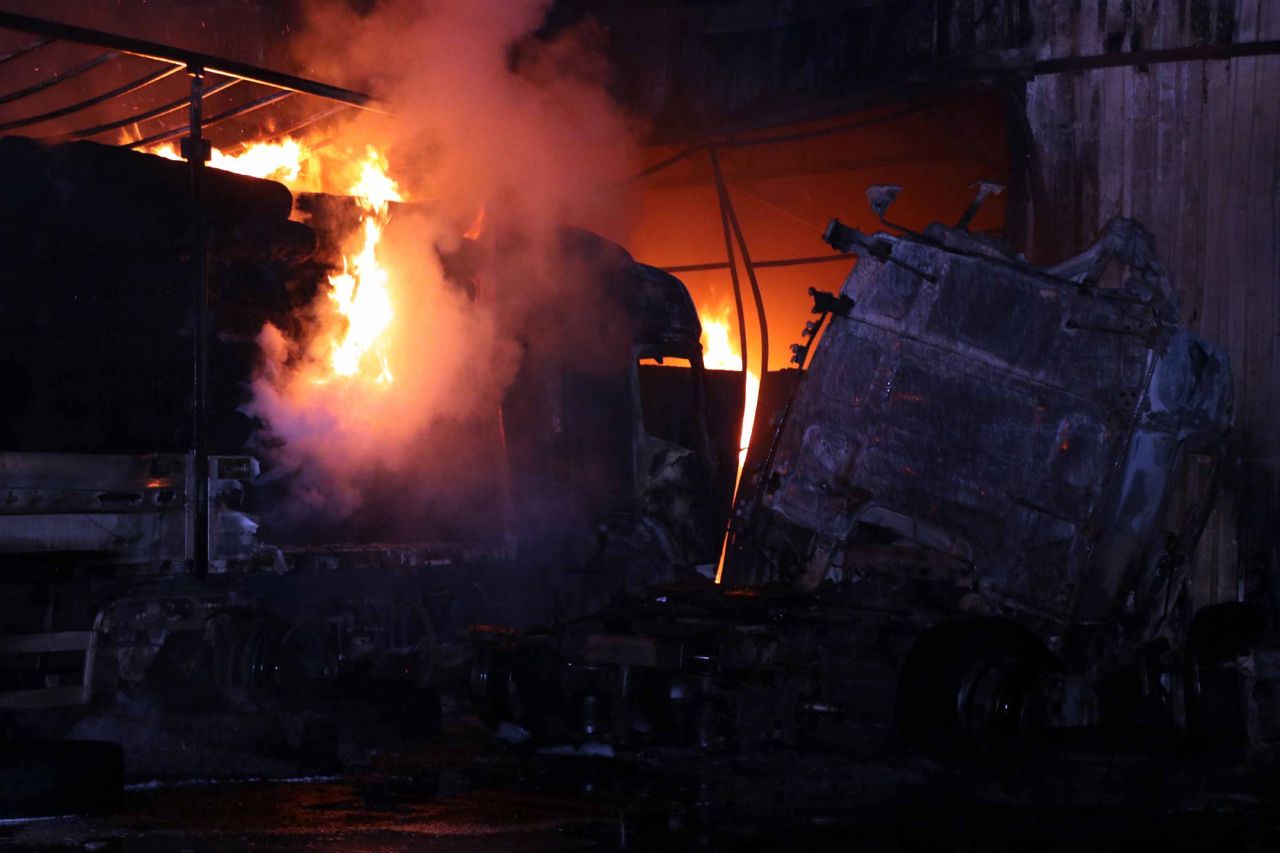 Nakliyeciler sitesinde yangın! 10 dükkan ve 3 TIR küle döndü 1