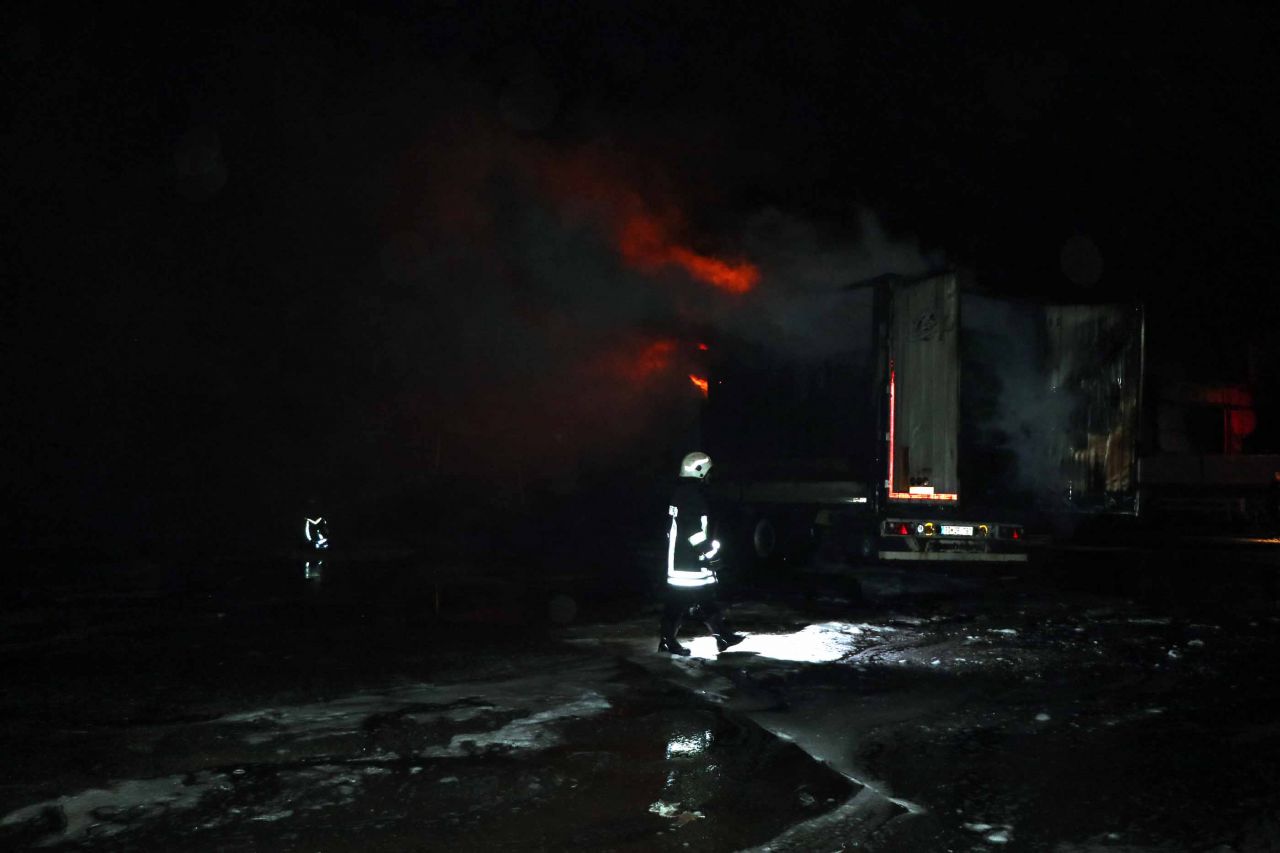 Nakliyeciler sitesinde yangın! 10 dükkan ve 3 TIR küle döndü 4