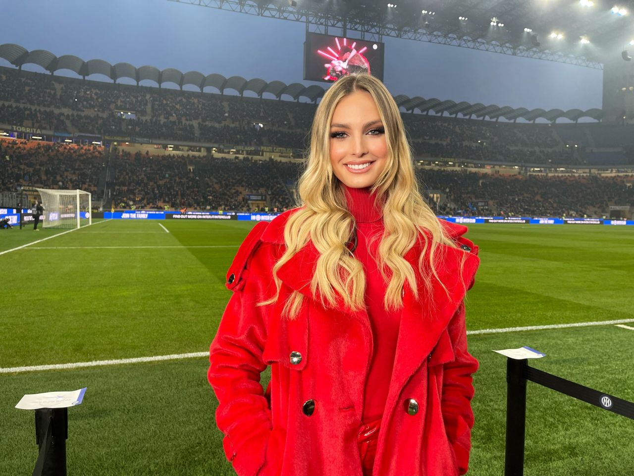 İtalyan sunucu Cindy Marina,  Fenerbahçe TV'yle proje hazırlığında 12