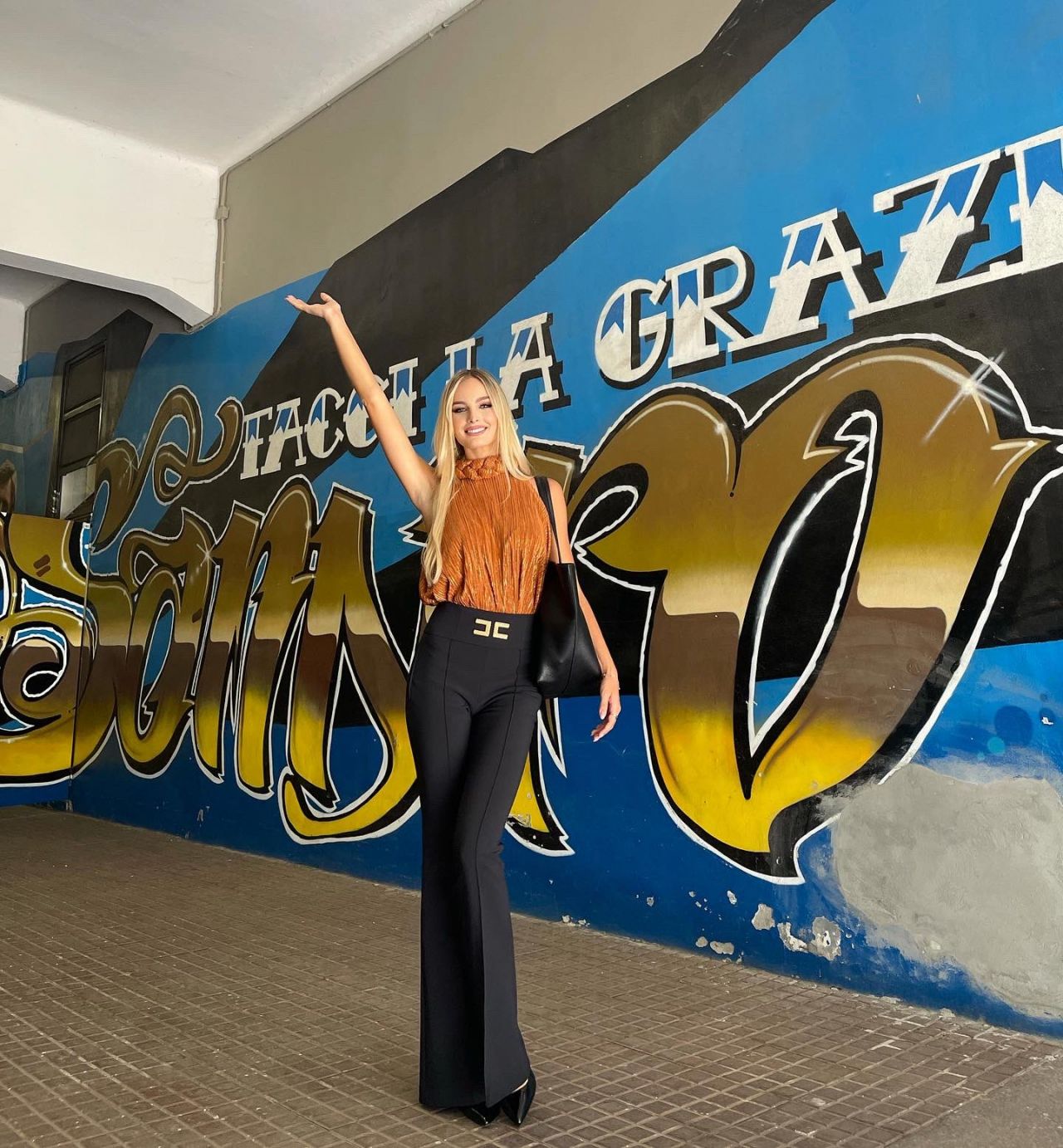 İtalyan sunucu Cindy Marina,  Fenerbahçe TV'yle proje hazırlığında 13
