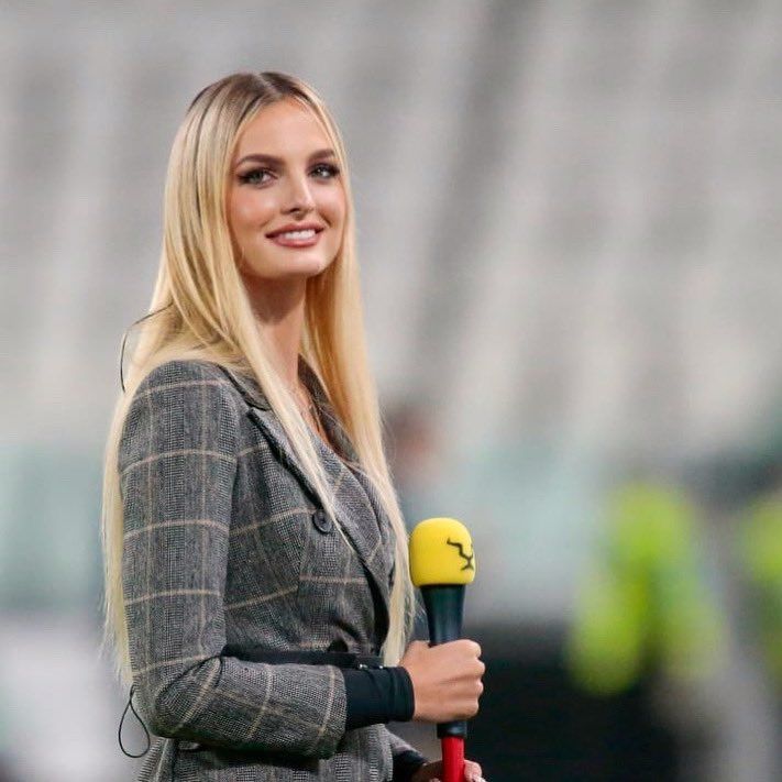 İtalyan sunucu Cindy Marina,  Fenerbahçe TV'yle proje hazırlığında 16