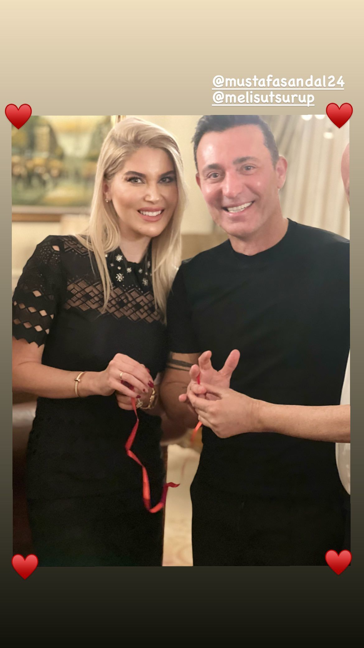 Mustafa Sandal ile Melis Sütşurup evlilik yolunda ilk adımı attı... Nişan yüzüklerini taktılar 8