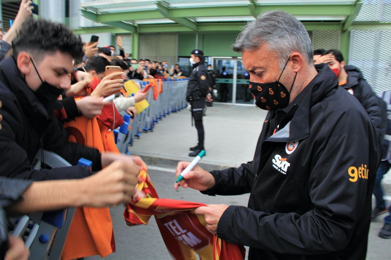 Galatasaray'ı Göztepe maçı öncesi İzmir'de az sayıda taraftar karşıladı... 2