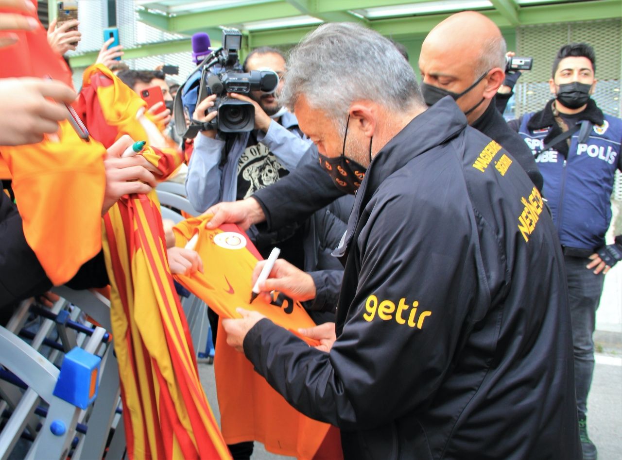 Galatasaray'ı Göztepe maçı öncesi İzmir'de az sayıda taraftar karşıladı... 4