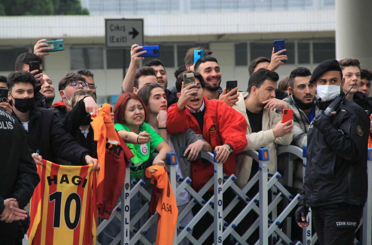 Galatasaray'ı Göztepe maçı öncesi İzmir'de az sayıda taraftar karşıladı... 5