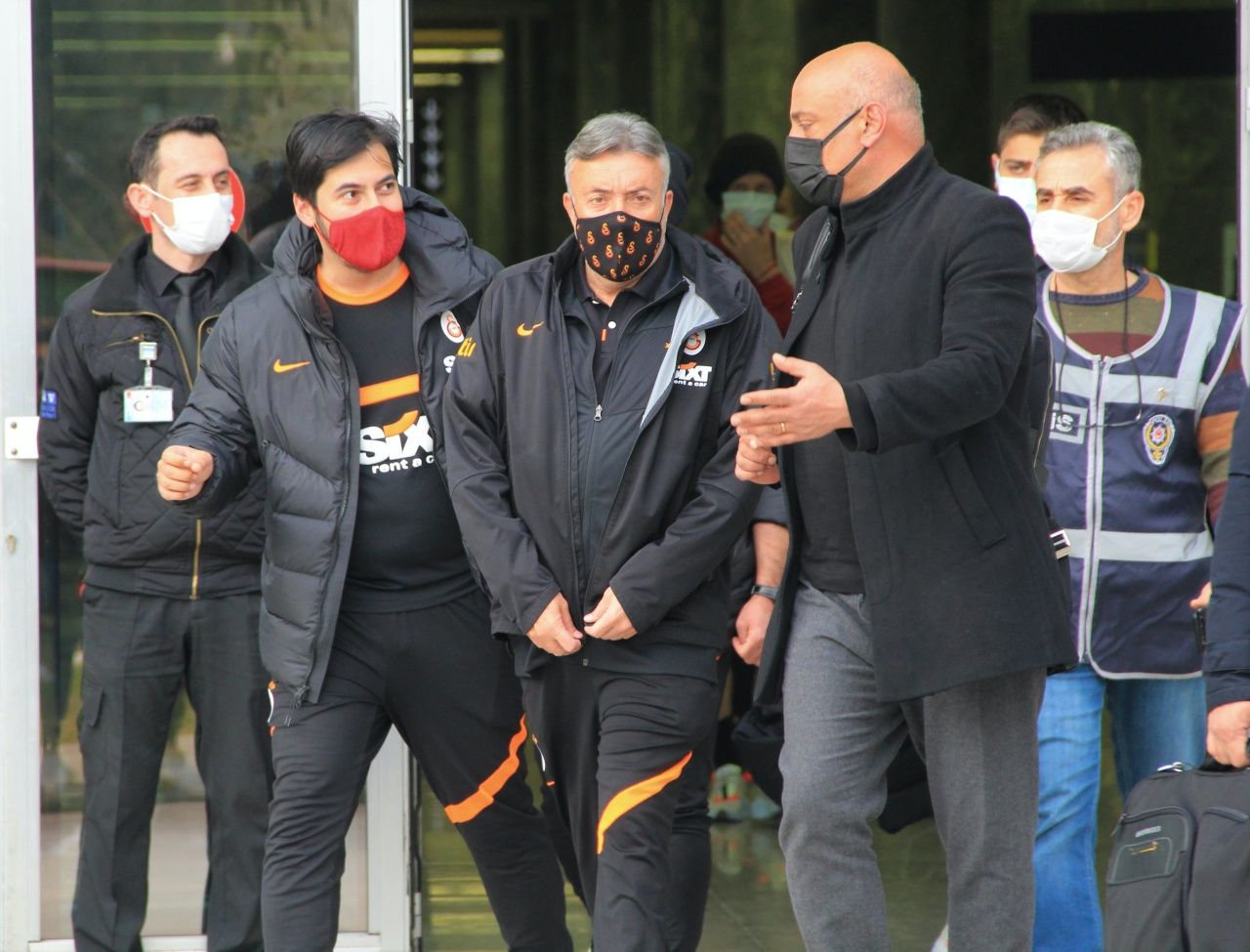 Galatasaray'ı Göztepe maçı öncesi İzmir'de az sayıda taraftar karşıladı... 7