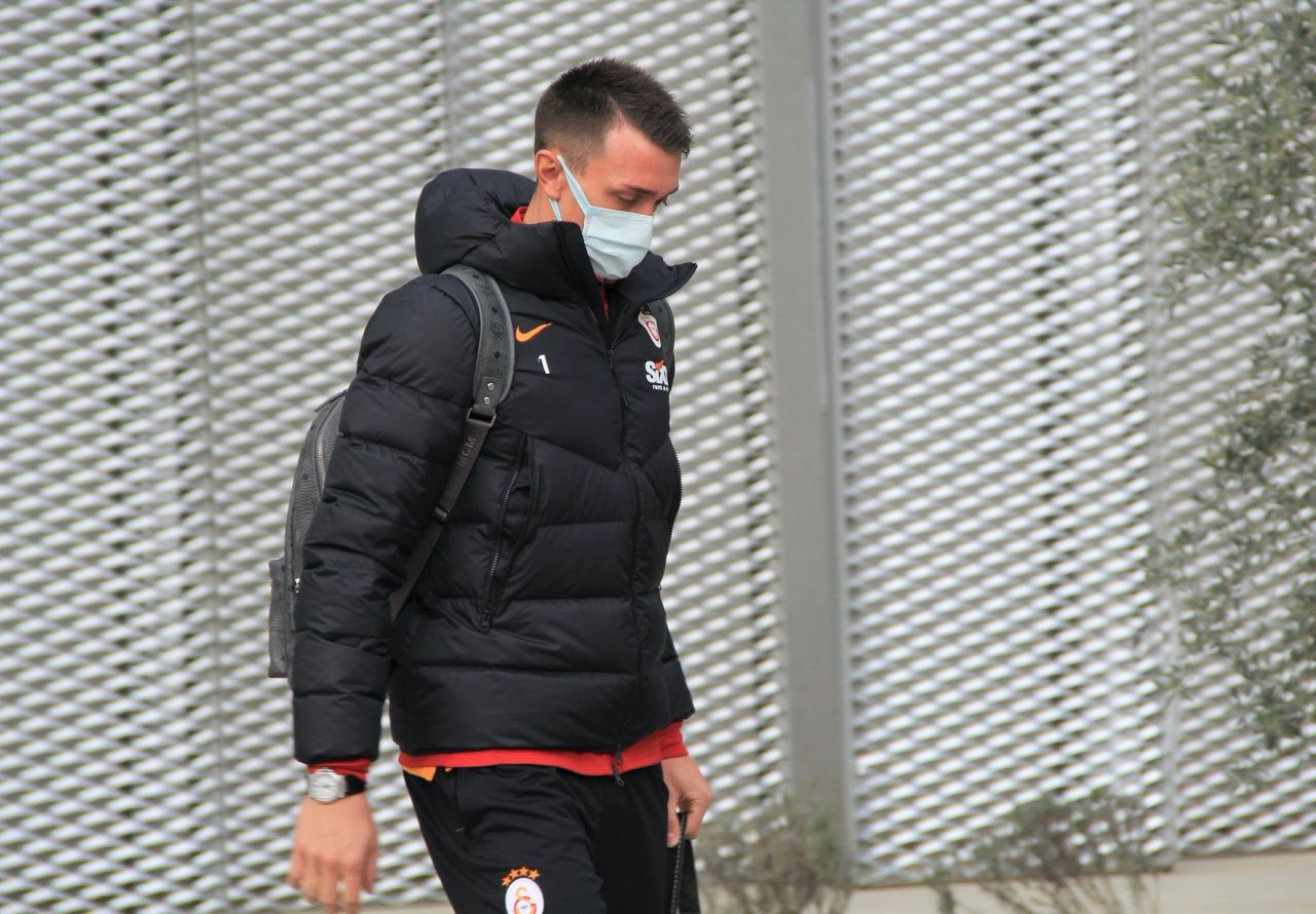 Galatasaray'ı Göztepe maçı öncesi İzmir'de az sayıda taraftar karşıladı... 8