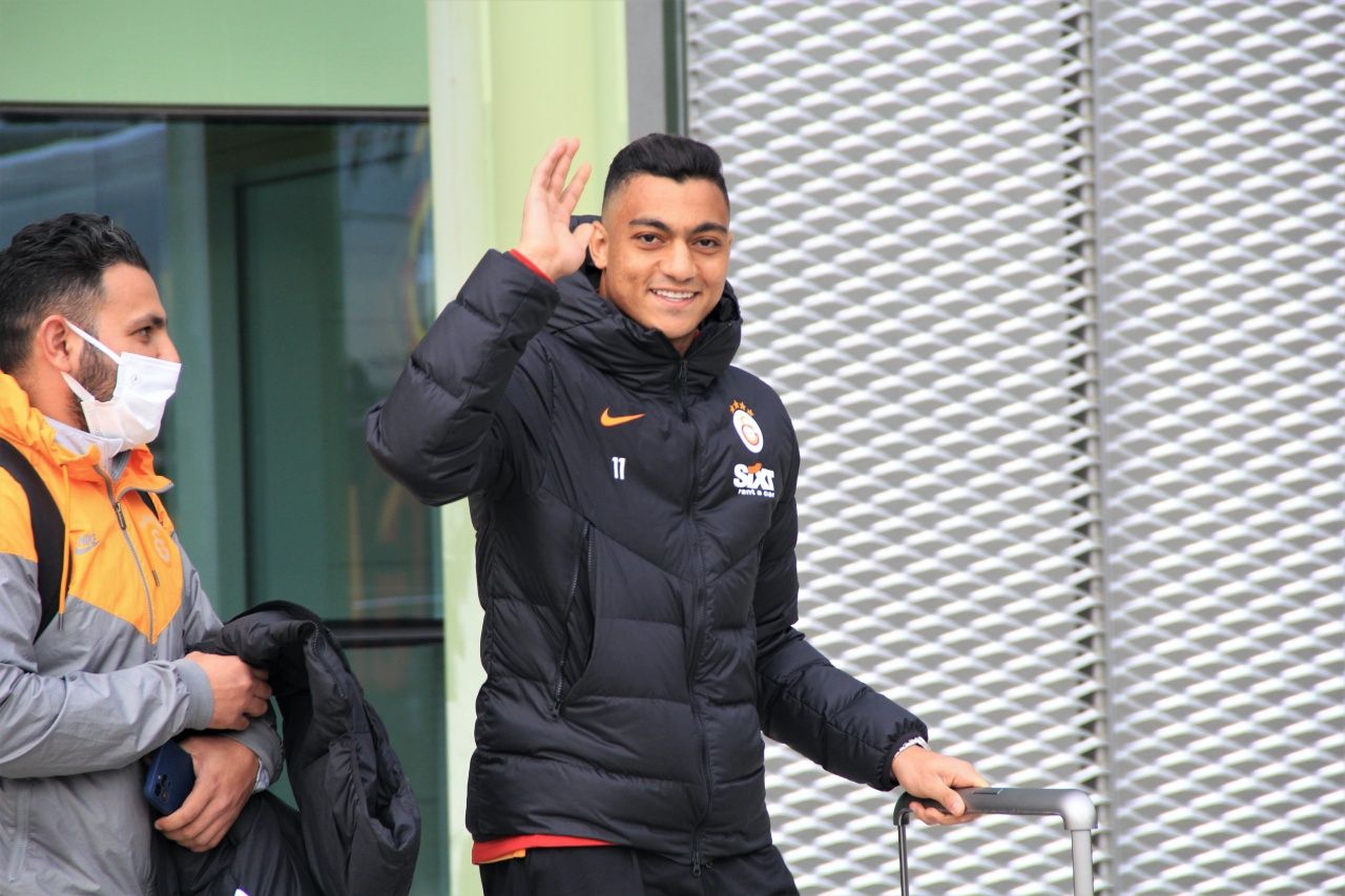 Galatasaray'ı Göztepe maçı öncesi İzmir'de az sayıda taraftar karşıladı... 9