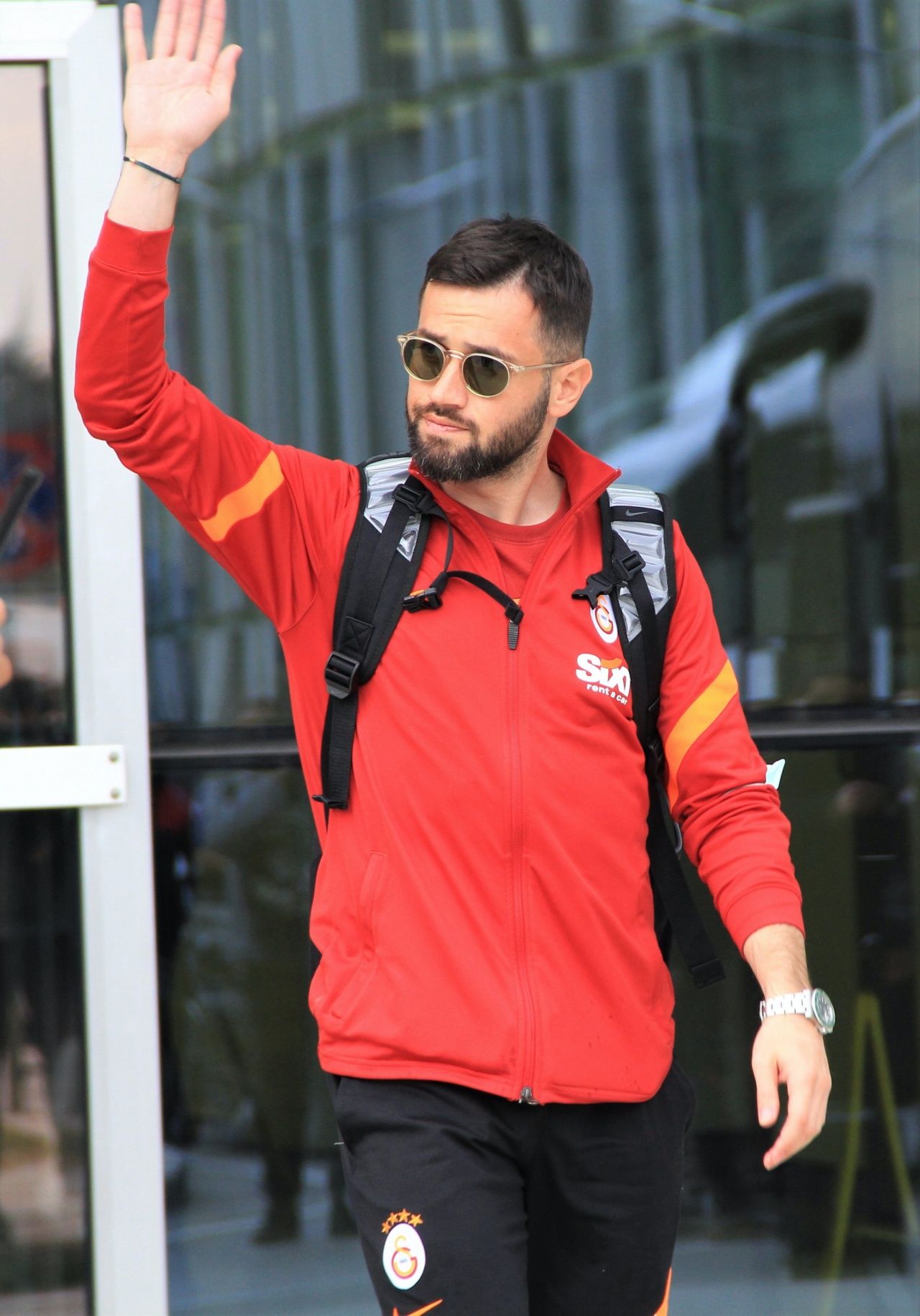 Galatasaray'ı Göztepe maçı öncesi İzmir'de az sayıda taraftar karşıladı... 11