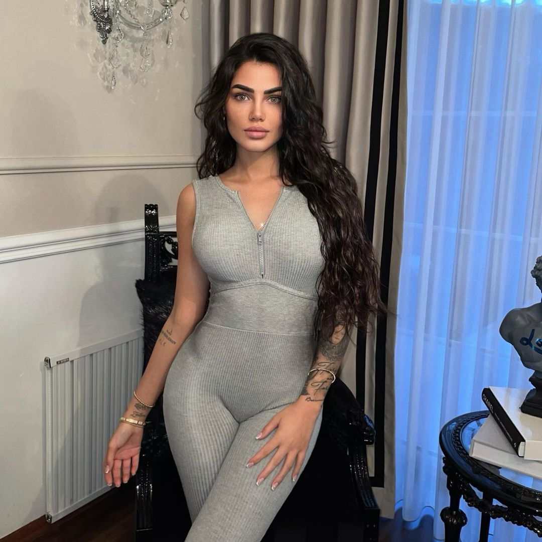 Berdan Mardini'nin sevgilisi Morena Taraku'nun dekolteli pozları nefesleri kesti 16