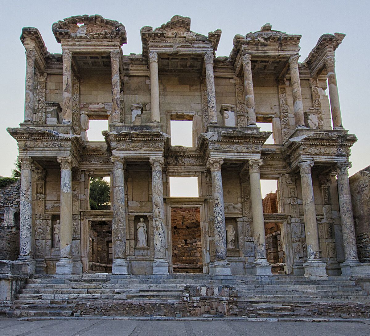 Türkiye sınırları içinde mutlaka görülmesi gereken tarihi yerlerden biri: Efes Antik Kenti 9
