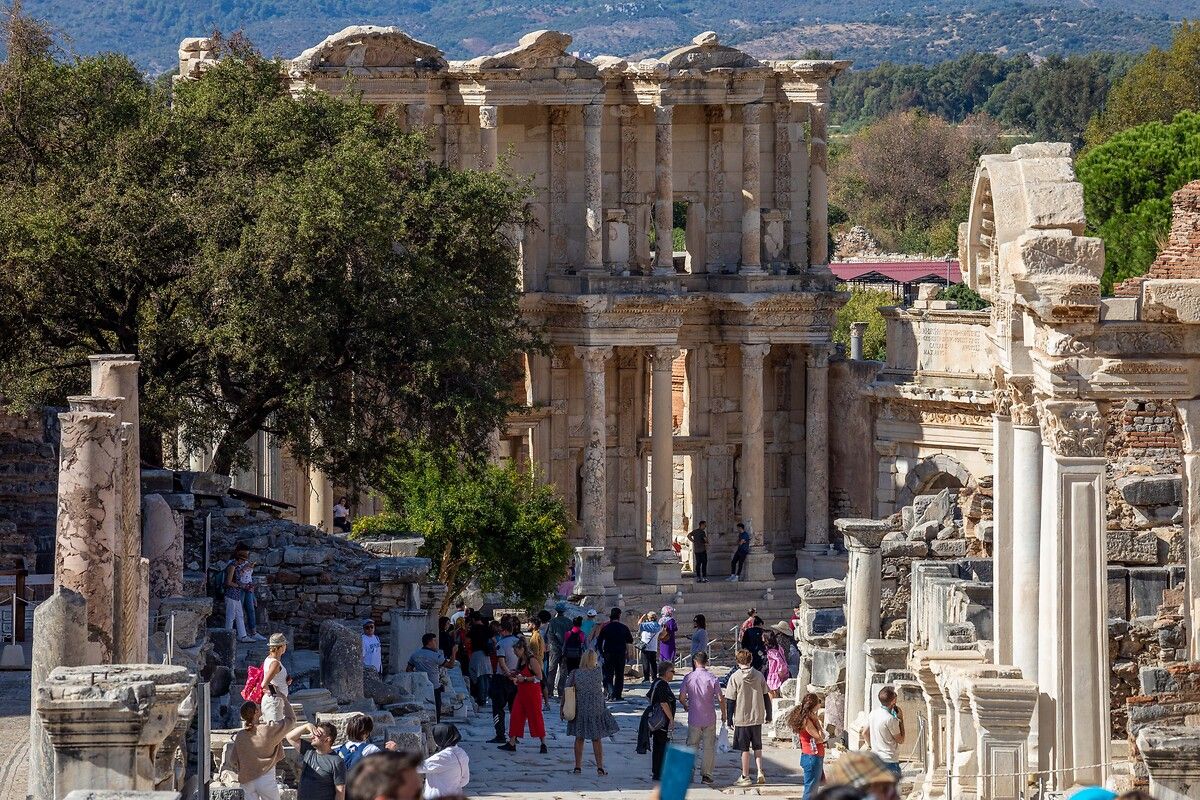 Türkiye sınırları içinde mutlaka görülmesi gereken tarihi yerlerden biri: Efes Antik Kenti 12