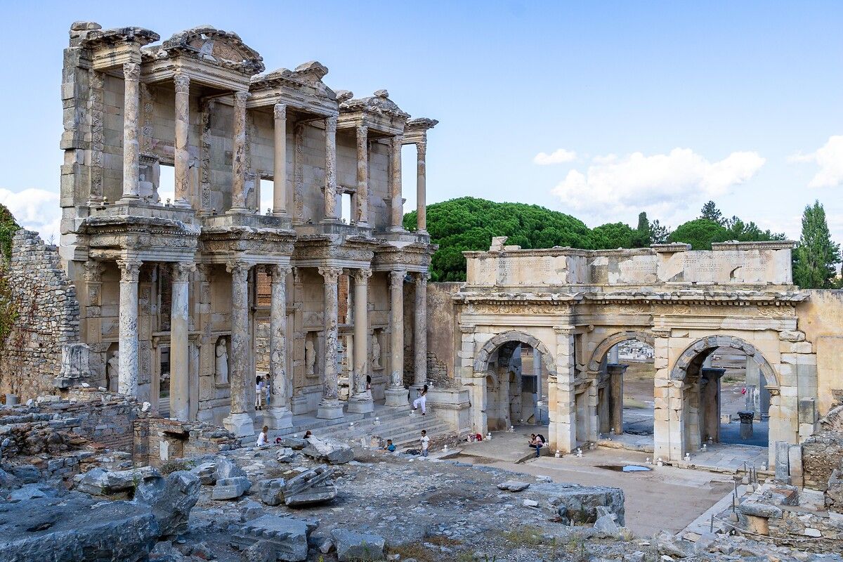 Türkiye sınırları içinde mutlaka görülmesi gereken tarihi yerlerden biri: Efes Antik Kenti 17