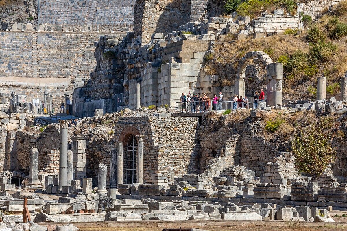 Türkiye sınırları içinde mutlaka görülmesi gereken tarihi yerlerden biri: Efes Antik Kenti 18