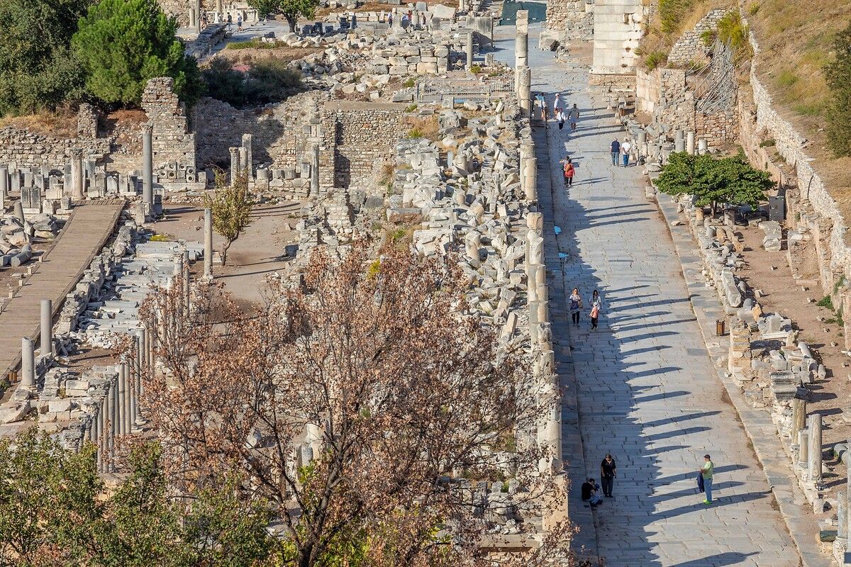 Türkiye sınırları içinde mutlaka görülmesi gereken tarihi yerlerden biri: Efes Antik Kenti 22