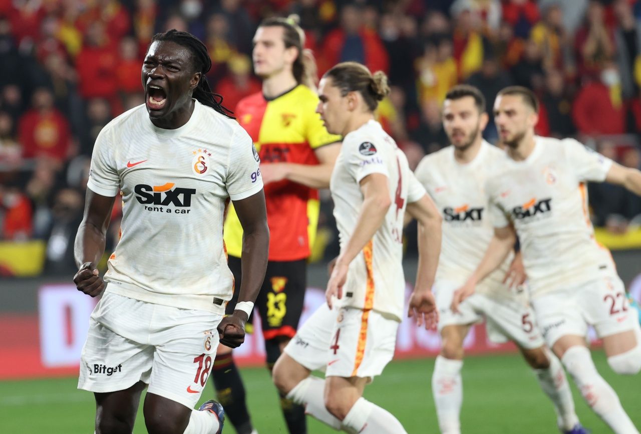 Göztepe taraftarı Galatasaray maçında hakem Arda Kardeşleri dövmeye indi! 5
