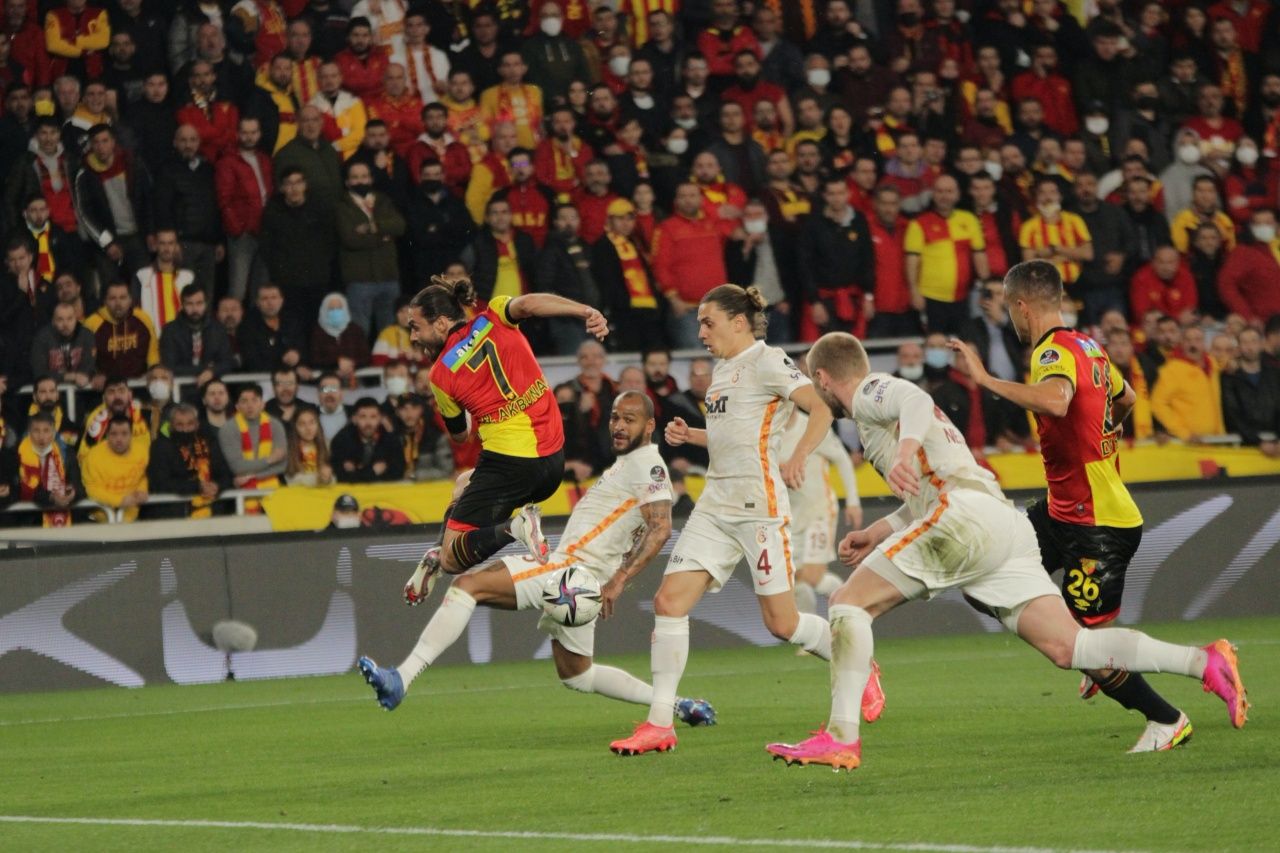 Göztepe taraftarı Galatasaray maçında hakem Arda Kardeşleri dövmeye indi! 8
