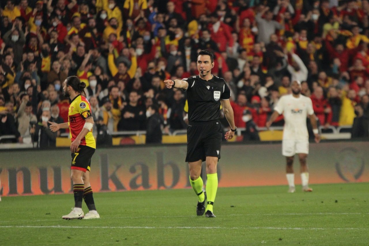 Göztepe taraftarı Galatasaray maçında hakem Arda Kardeşleri dövmeye indi! 2