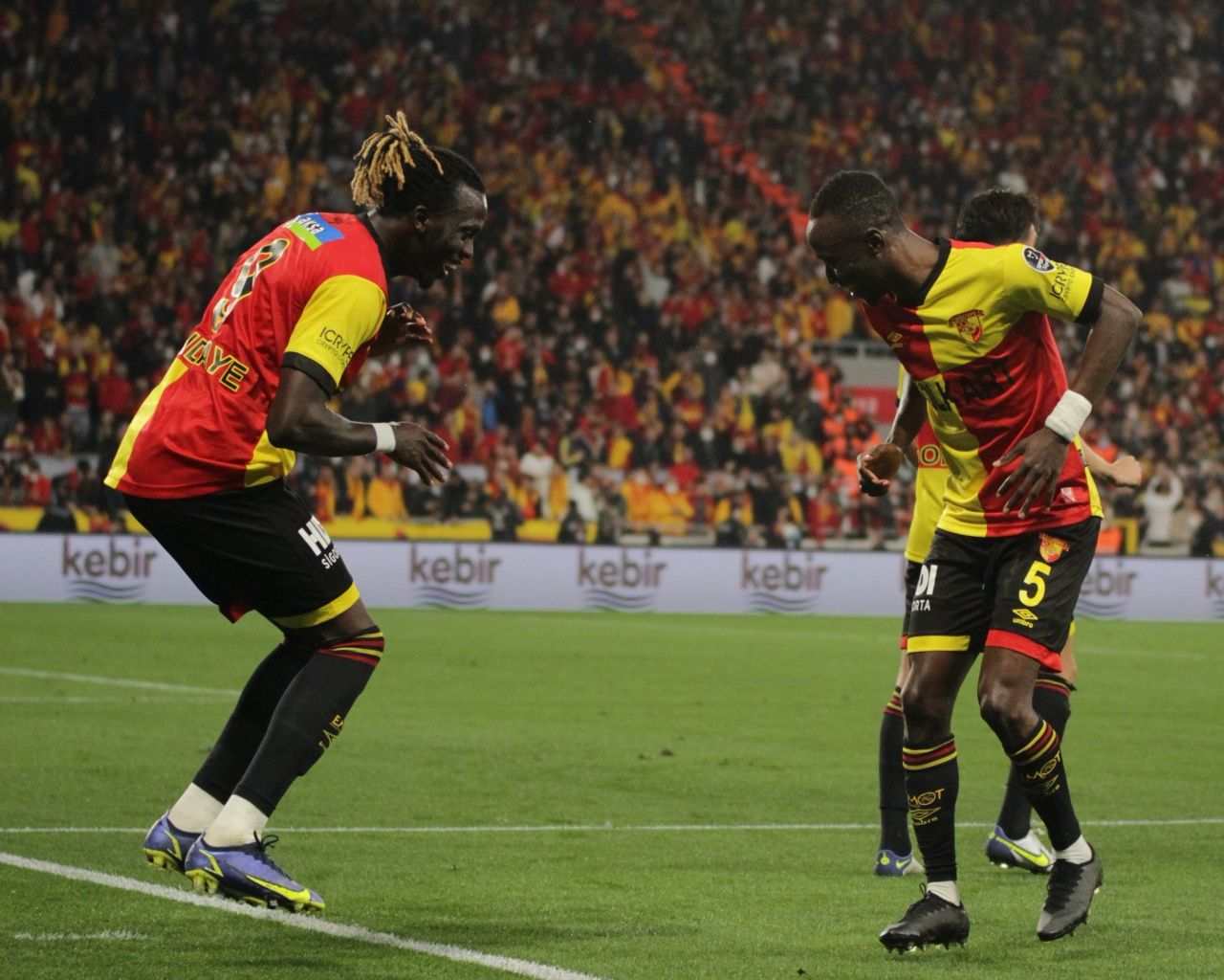 Göztepe taraftarı Galatasaray maçında hakem Arda Kardeşleri dövmeye indi! 3