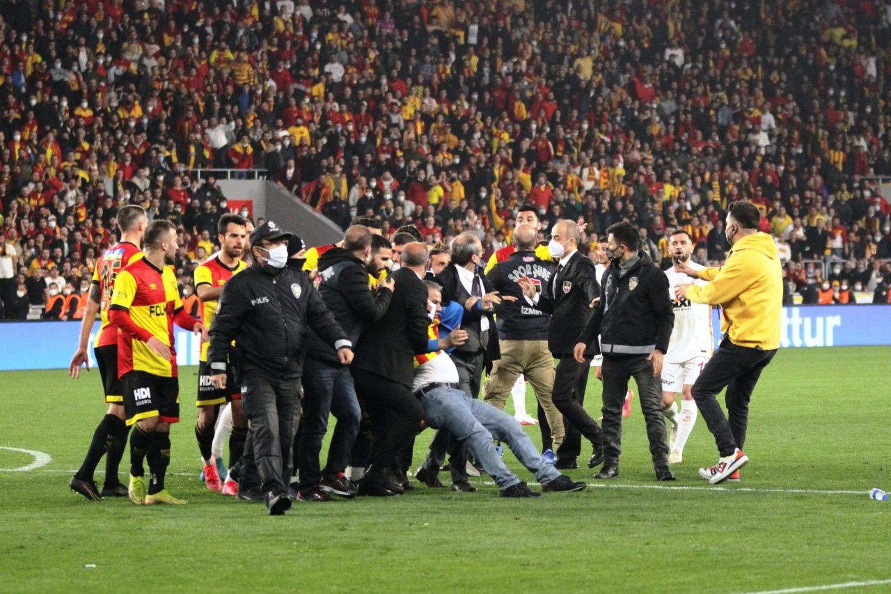 Göztepe taraftarı Galatasaray maçında hakem Arda Kardeşleri dövmeye indi! 1