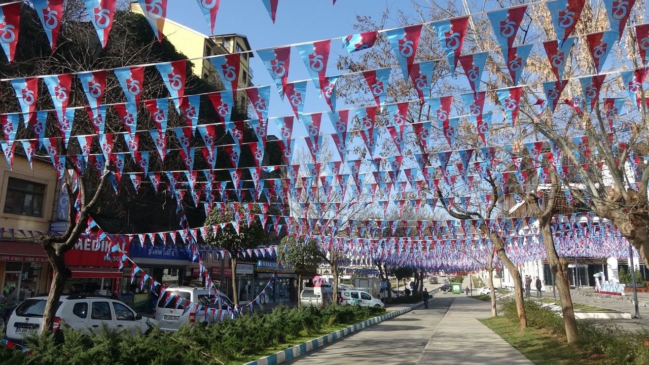 Trabzon'da şampiyonluk provaları... Taraftarlar şehri süslemeye başladı 2