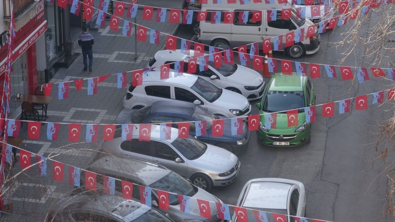Trabzon'da şampiyonluk provaları... Taraftarlar şehri süslemeye başladı 8