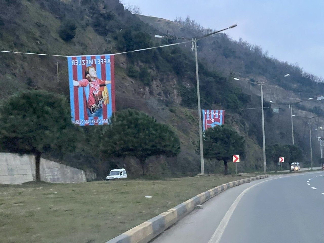 Trabzon'da şampiyonluk provaları... Taraftarlar şehri süslemeye başladı 6