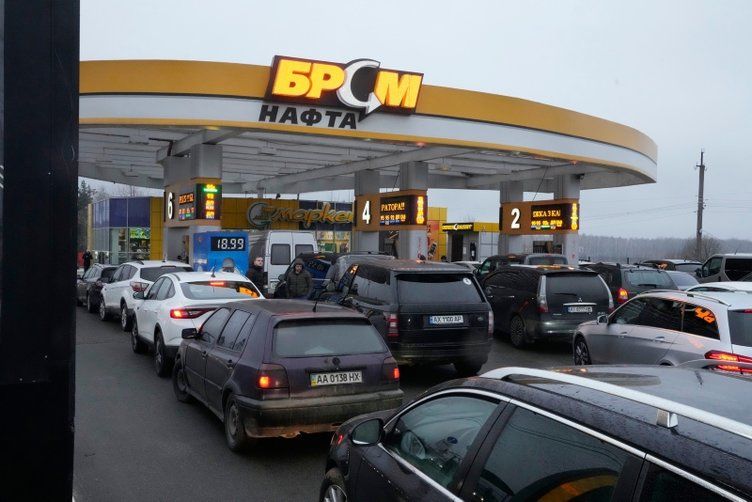 Rusya'nın roket saldırıları sonrası Kiev halkı şehri terk ediyor: İşte kriz bölgesinden gelen son görüntüler... 9