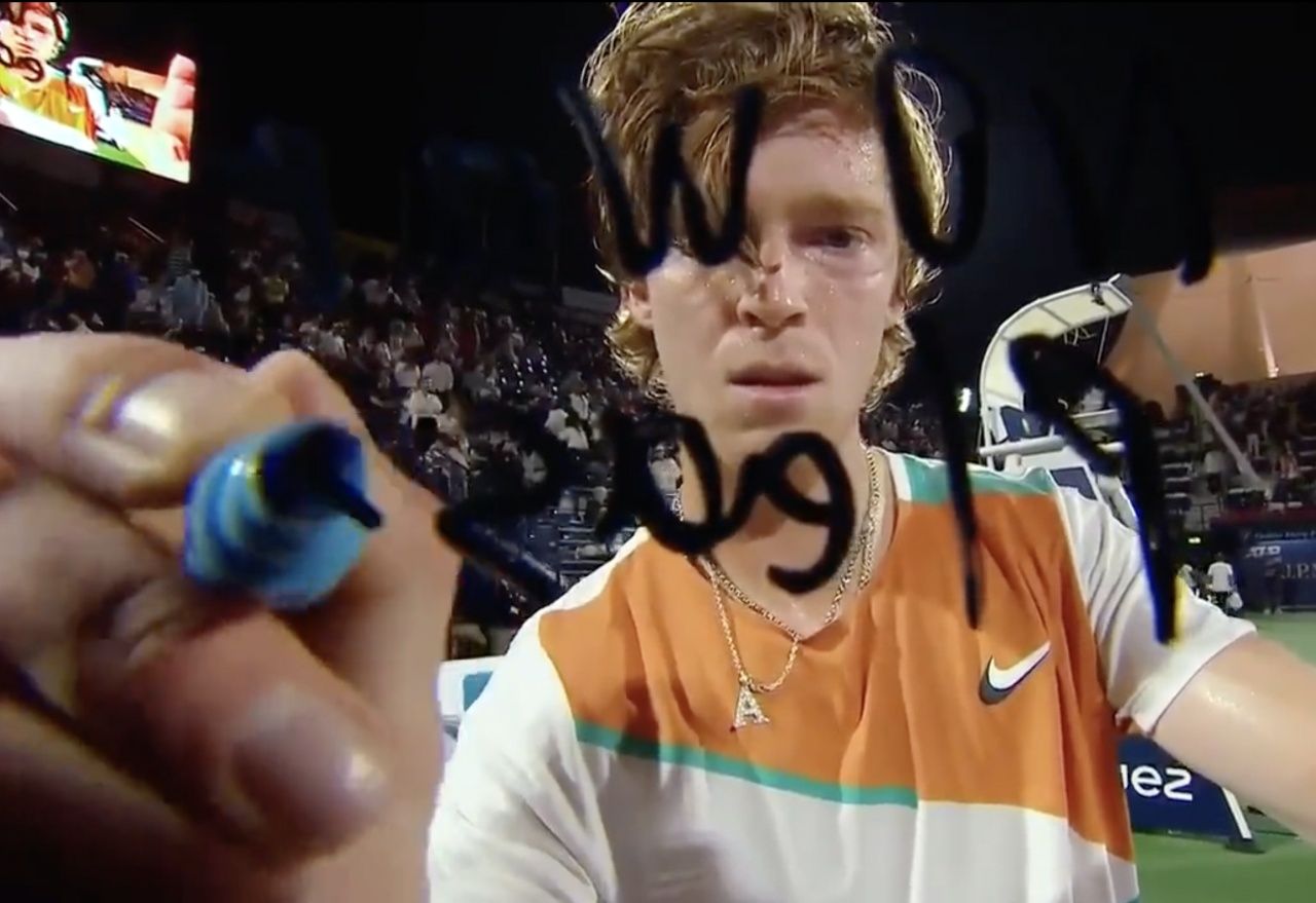 Andrey Rublev canlı yayın kamerasına "Savaşa Hayır, lütfen" yazdı 1