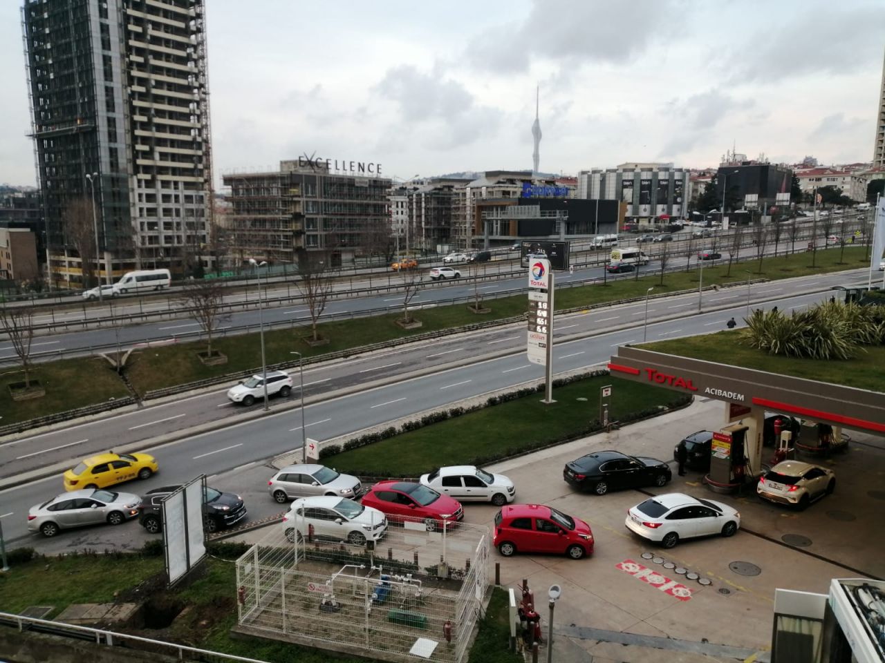 Akaryakıta zam geldi, araç sahipleri istasyonlara koştu 1