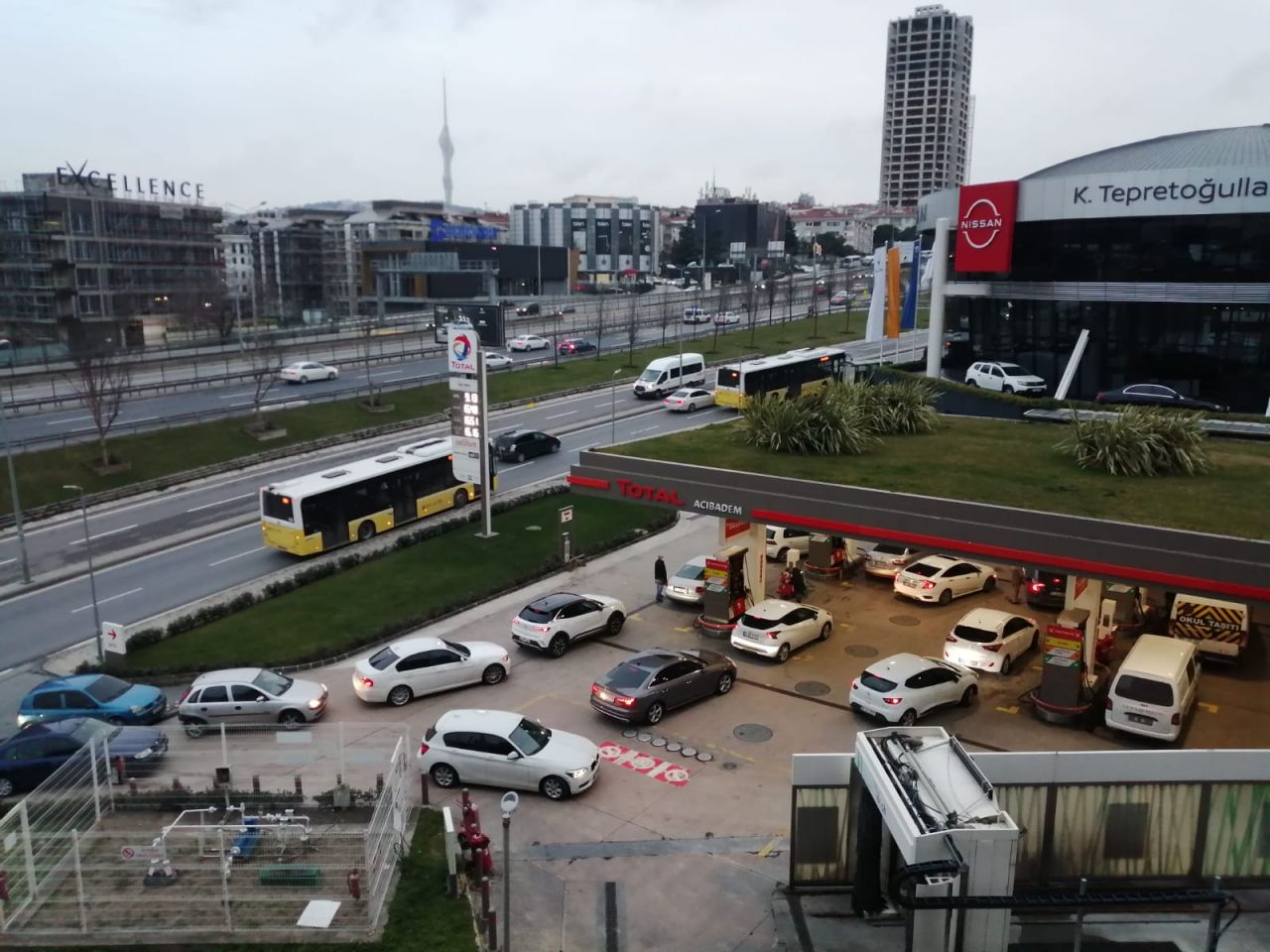 Akaryakıta zam geldi, araç sahipleri istasyonlara koştu 4