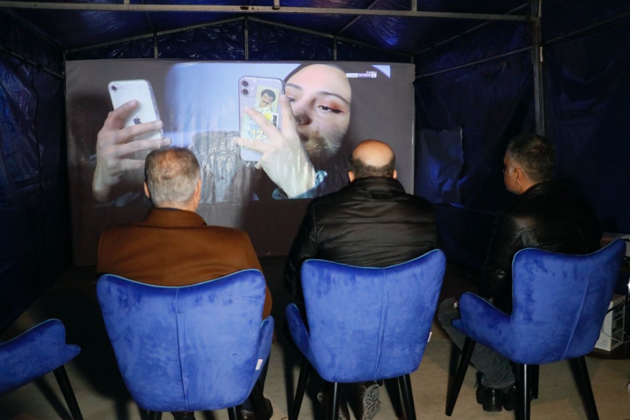 Cezalı başkan Murat Sancak'ın stat otoparkındaki çadırda maç keyfi! 5